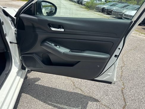 Used 2025 Nissan Altima 2.5 SV FWD image 14