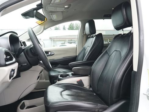 Used 2022 Chrysler Pacifica Touring-L FWD image 22