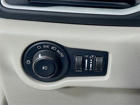 Used 2022 Chrysler Pacifica Touring-L image 23