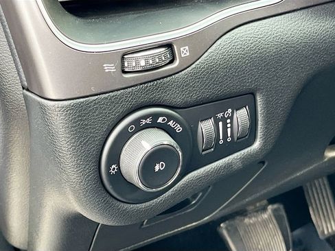 Certified 2019 Jeep Cherokee Latitude Plus image 10