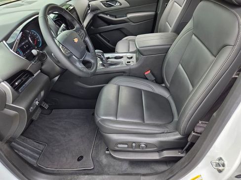 Used 2023 Chevrolet Traverse LT FWD image 9