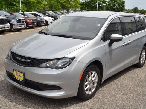Used 2023 Chrysler Voyager LX FWD image 4