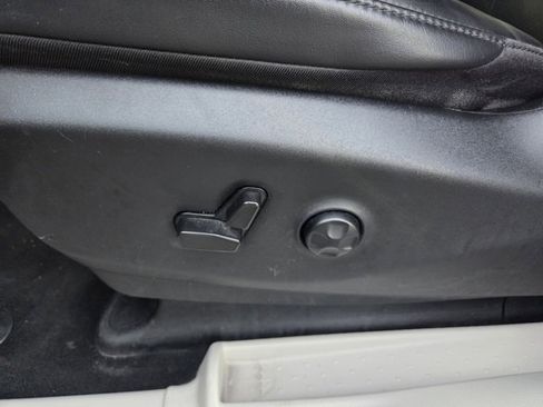 Used 2023 Chrysler Pacifica Touring-L image 9