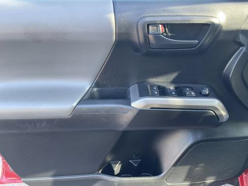 Certified 2022 Toyota Tacoma SR5 AWD/4WD image 12