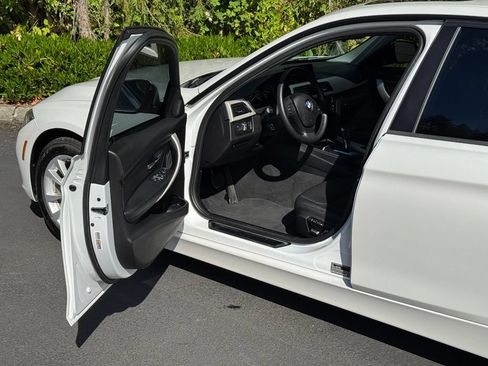 Used 2018 BMW 320i xDrive Sedan w/ Premium Package AWD/4WD image 8