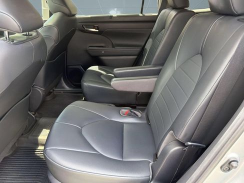 Used 2020 Toyota Highlander XLE FWD image 20