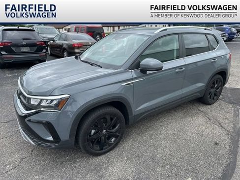 Used 2023 Volkswagen Taos SE w/ Panoramic Sunroof Package FWD image 1