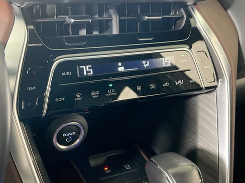 Used 2024 Toyota Venza Limited image 15