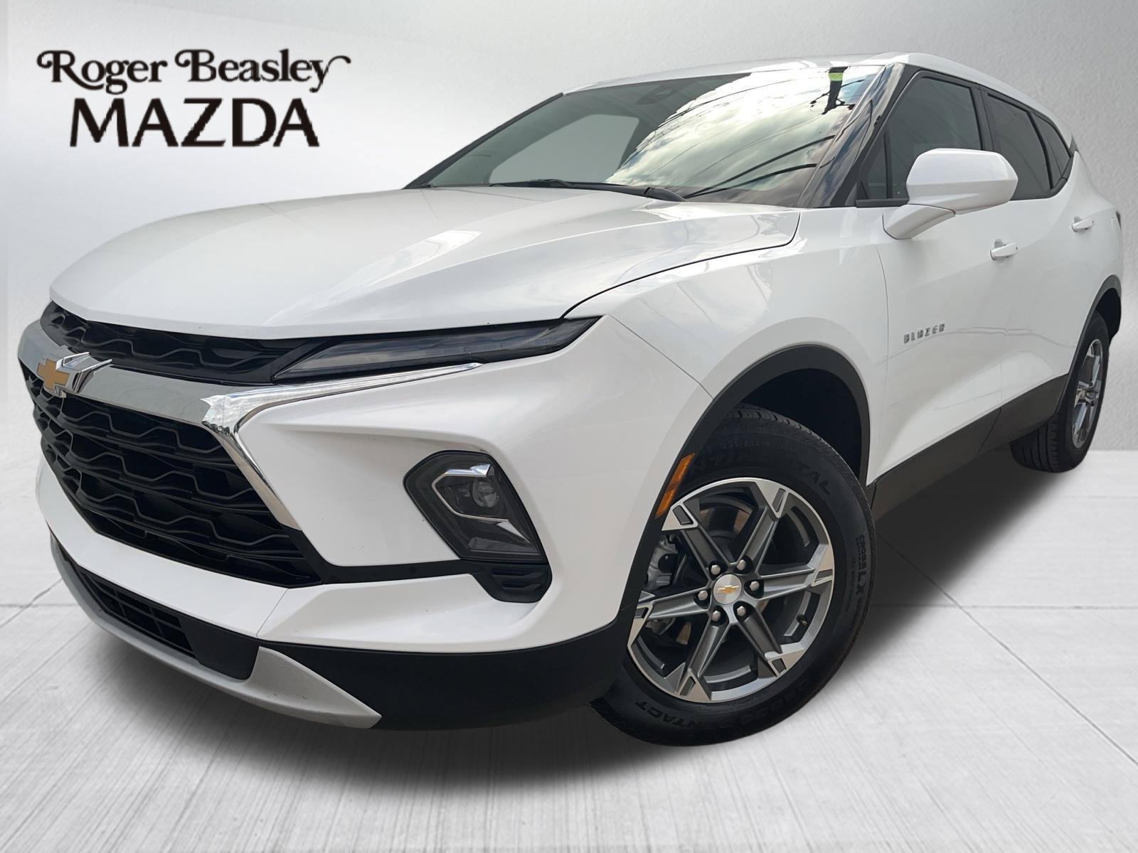 Used 2025 Chevrolet Blazer LT FWD image 1