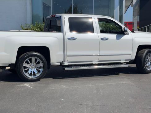 Used 2018 Chevrolet Silverado 1500 High Country RWD image 3