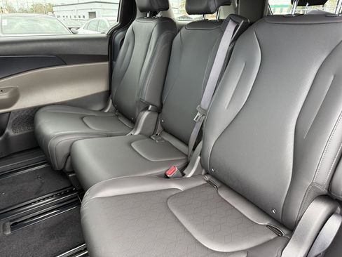 New 2026 Kia Carnival FWD image 16