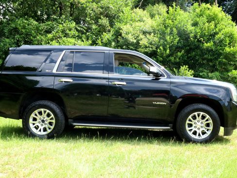 Used 2017 GMC Yukon SLT image 2