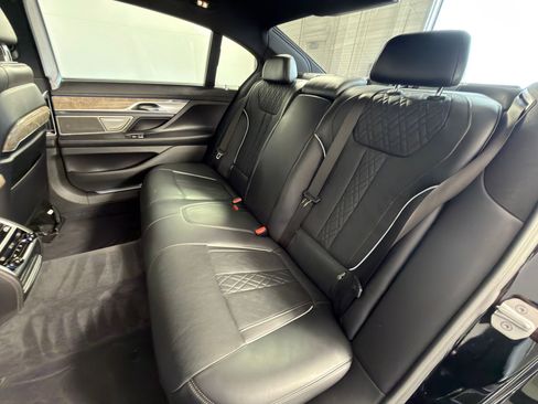 Used 2020 BMW 750i xDrive w/ Executive Package image 28