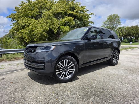 Used 2025 Land Rover Range Rover SE image 1