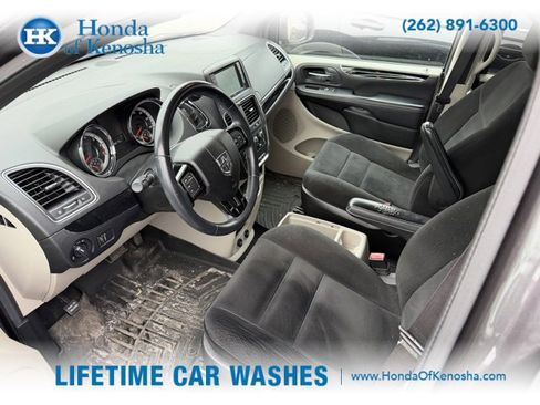 Used 2016 Dodge Grand Caravan SE image 5