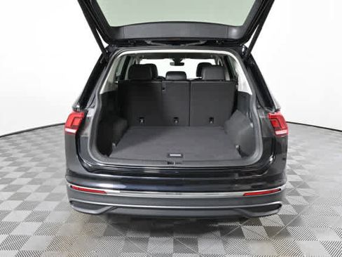 Used 2024 Volkswagen Tiguan SE w/ Panoramic Sunroof Package image 10