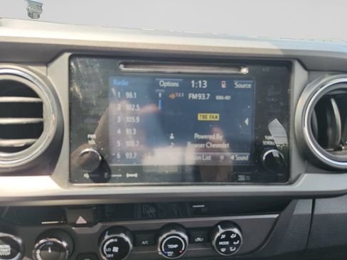 Used 2017 Toyota Tacoma TRD Sport w/ Tow Package (A/T) AWD/4WD image 19