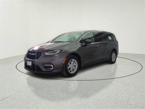 Used 2023 Chrysler Pacifica Touring-L image 3