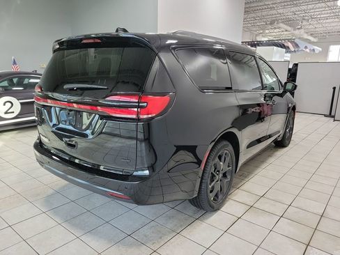 New 2026 Chrysler Pacifica Select w/ S Appearance Package image 6