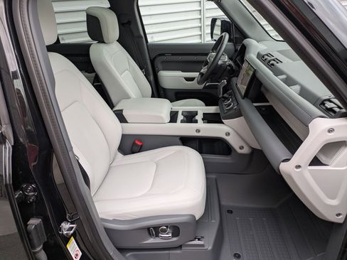 Used 2025 Land Rover Defender 130 S image 34