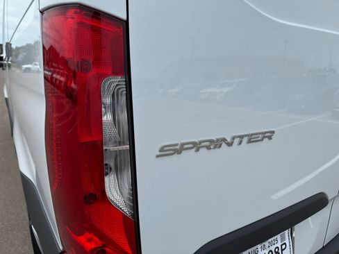 Used 2025 Mercedes-Benz Sprinter 2500 image 9