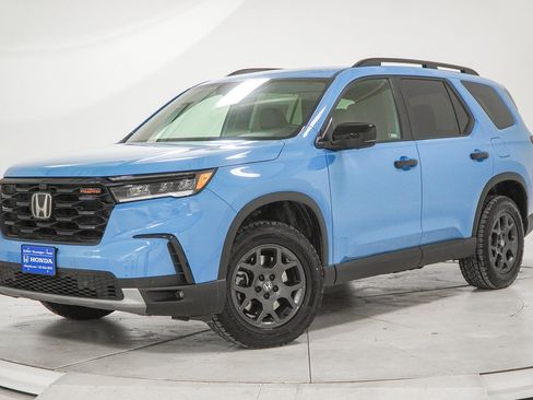 Certified 2025 Honda Pilot TrailSport image 1