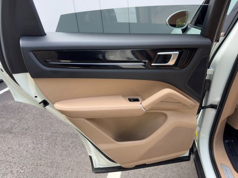 Used 2022 Porsche Cayenne image 47