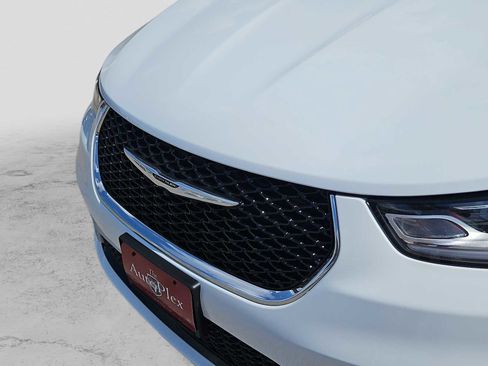 New 2025 Chrysler Pacifica Select image 13