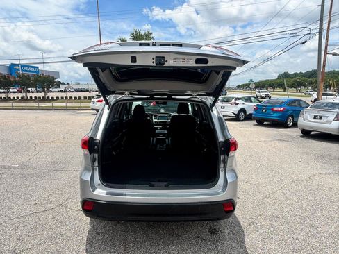 Used 2019 Toyota Highlander XLE FWD image 18