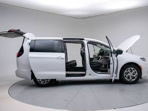 Used 2024 Chrysler Pacifica Limited FWD image 15