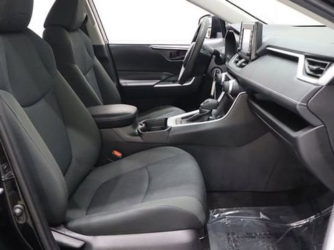 Used 2021 Toyota RAV4 LE image 12