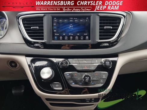 Used 2020 Chrysler Pacifica Touring-L FWD image 21