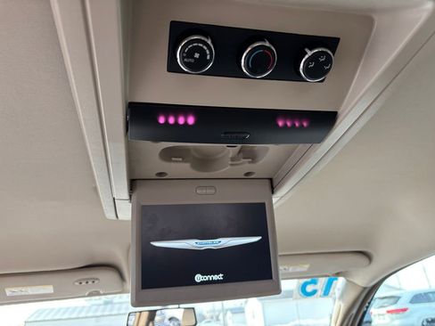 Used 2015 Chrysler Town & Country Touring-L w/ Driver Convenience Group image 32