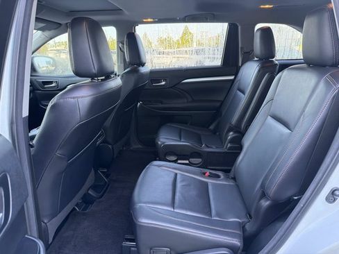 Used 2018 Toyota Highlander XLE FWD image 16
