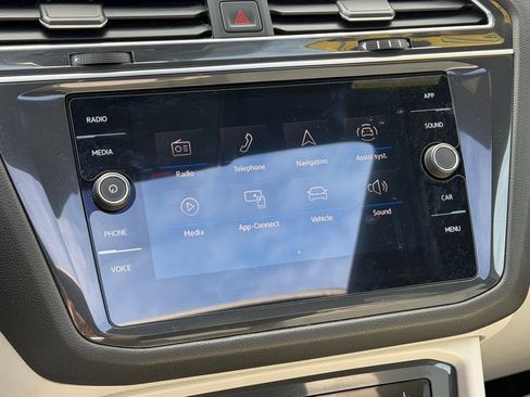 Used 2023 Volkswagen Tiguan SE R-Line image 6