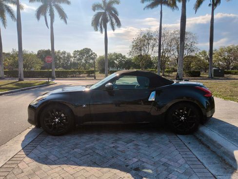 Used 2010 Nissan 370Z Roadster RWD image 4