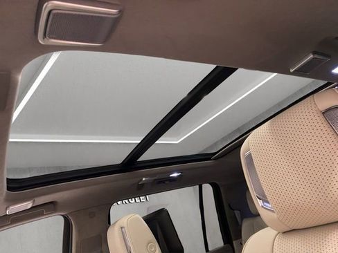 Used 2023 Cadillac Escalade ESV Premium Luxury Platinum image 9