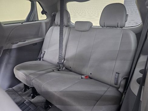 Used 2014 Toyota Sienna XLE FWD image 25