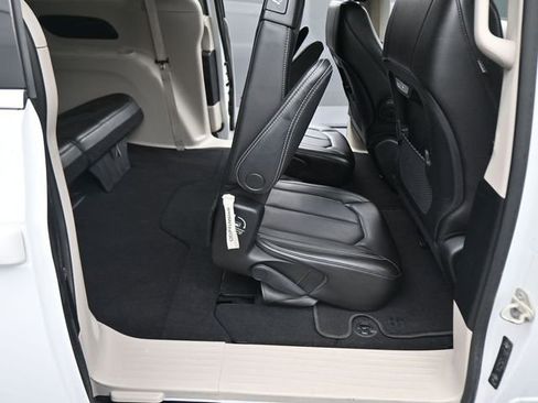 Used 2023 Chrysler Pacifica Touring-L image 13