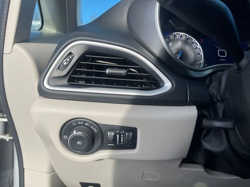 Used 2024 Chrysler Pacifica Touring-L image 17