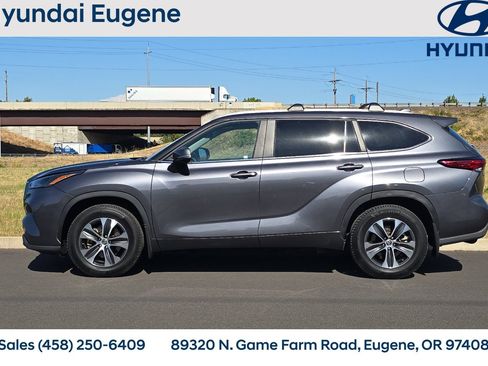 Used 2023 Toyota Highlander XLE AWD/4WD image 7