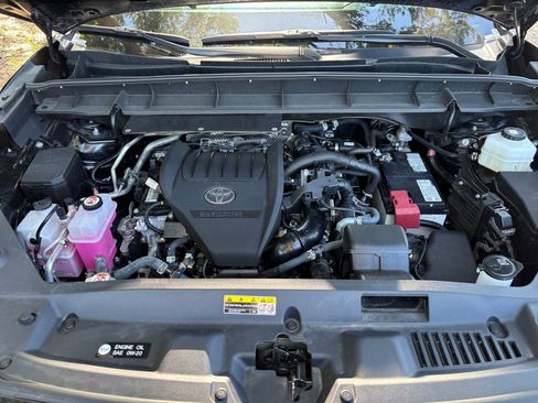 Used 2025 Toyota Highlander LE FWD image 34