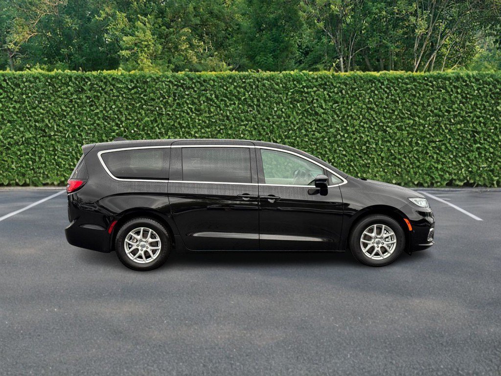 Used 2024 Chrysler Pacifica Touring-L FWD image 2