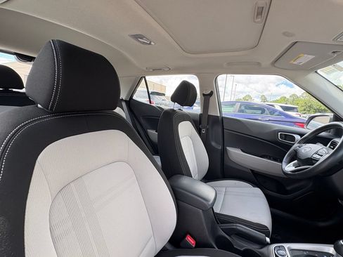 Used 2022 Hyundai Venue Limited FWD image 28