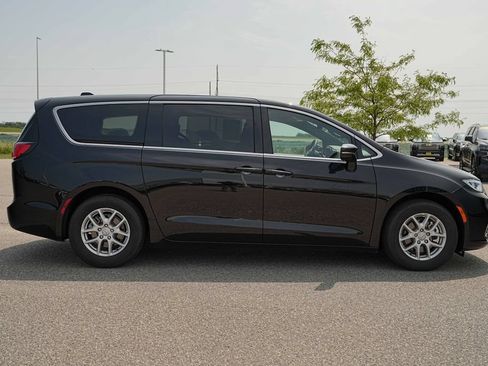 Used 2026 Chrysler Pacifica Select FWD image 5