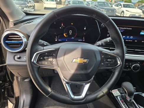 Used 2025 Chevrolet Trax LT w/ LT Convenience Package FWD image 16