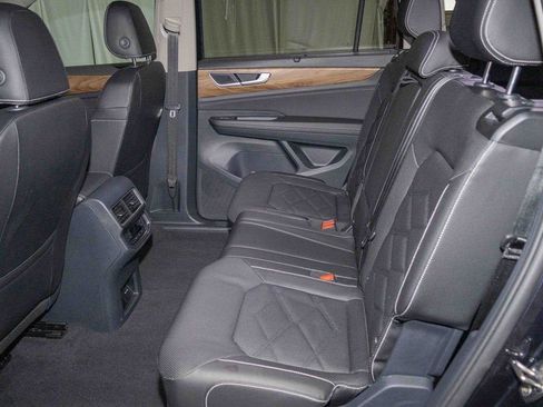 Used 2025 Volkswagen Atlas SE image 13