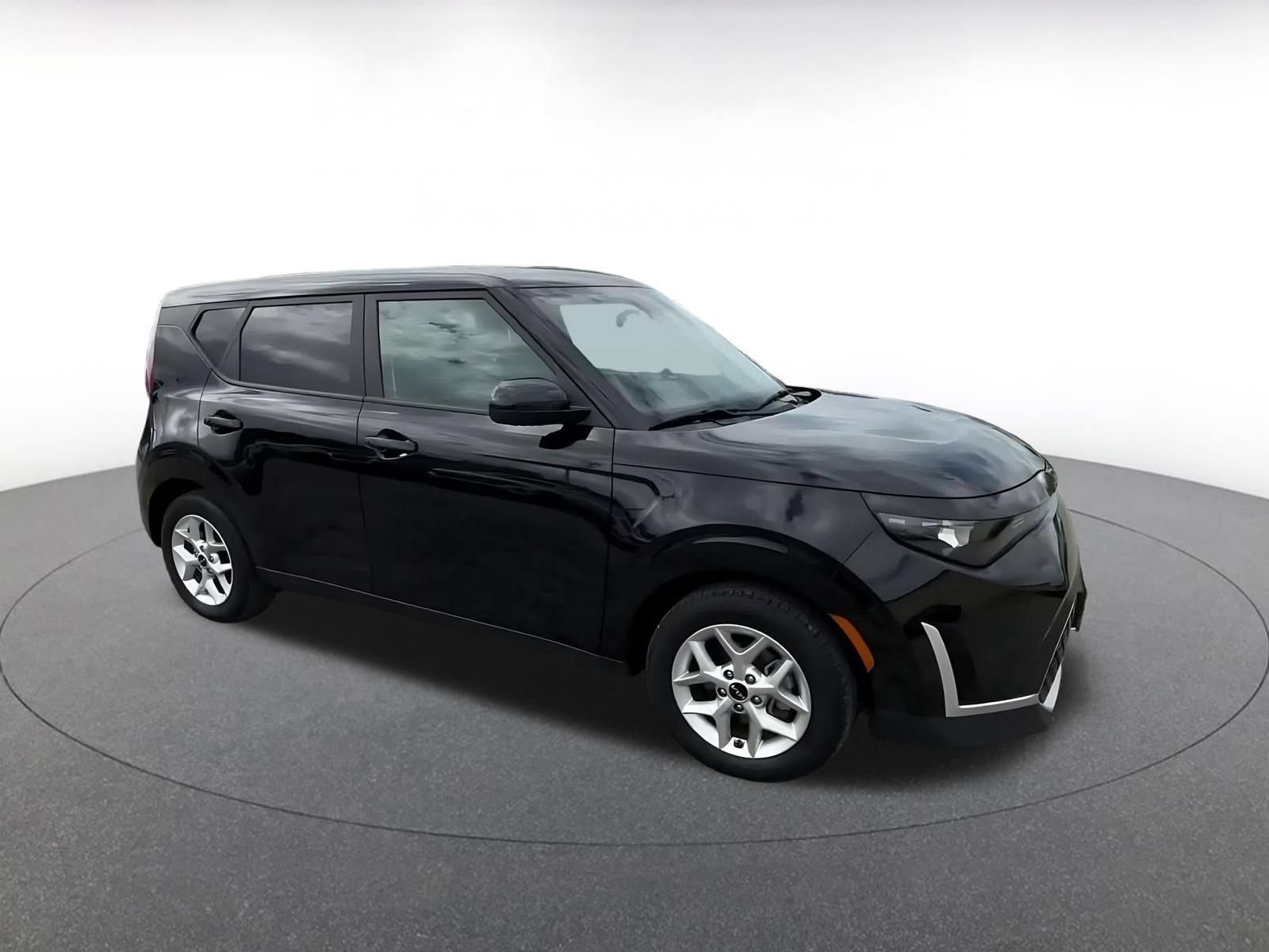 Used 2025 Kia Soul LX w/ LX Technology Package FWD image 2