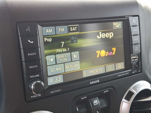 Used 2016 Jeep Wrangler Unlimited Sahara w/ Connectivity Group AWD/4WD image 17