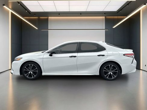 Used 2020 Toyota Camry SE image 2